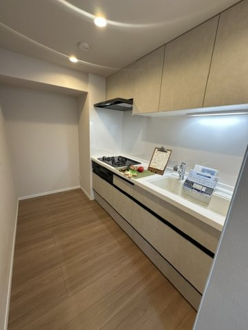 キッチンは料理に集中しやすい独立型タイプ！お子様や夫婦一緒にキッチンに立っても調理がしやすいゆとりある広さ。