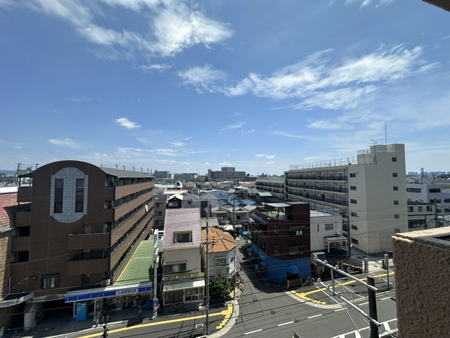 近隣に大きな建物が無いので開放的！爽快な眺望と、降り注ぐ陽光は暮らしを豊かに彩ります。