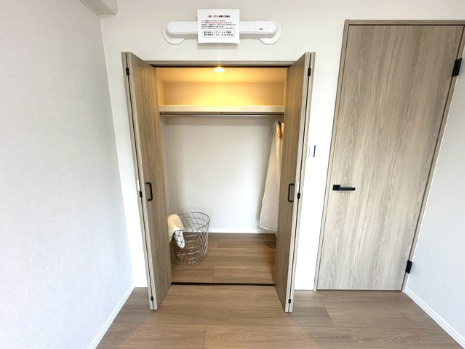 5.5帖の洋室には、WIC付き！衣装ケースや旅行鞄などのかさばる荷物もスッキリ片付きます。