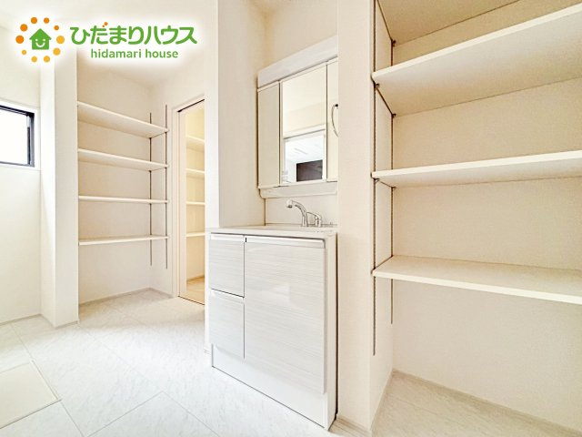 人気の三面鏡洗面台！おしゃれもばっちり♪ご家族分もたっぷり収納できます！