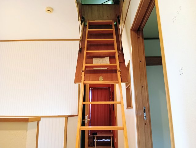 屋根裏の収納もあります。