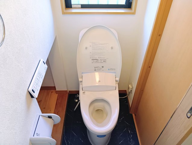 1階トイレには収納スペースと窓を備えています！