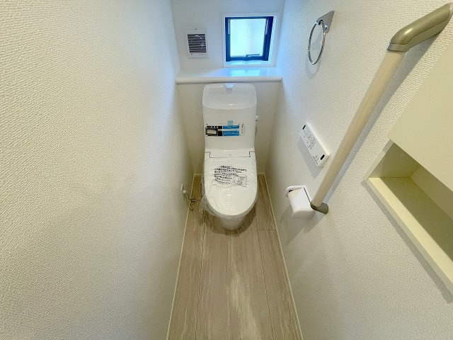 1階トイレ：収納付き、嬉しい温水洗浄便座です！清潔感あるトイレです
