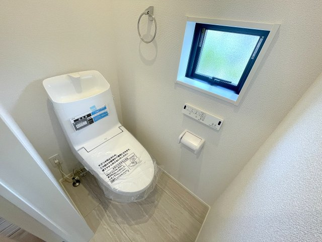 2階トイレ：収納付き、嬉しい温水洗浄便座です！清潔感あるトイレです