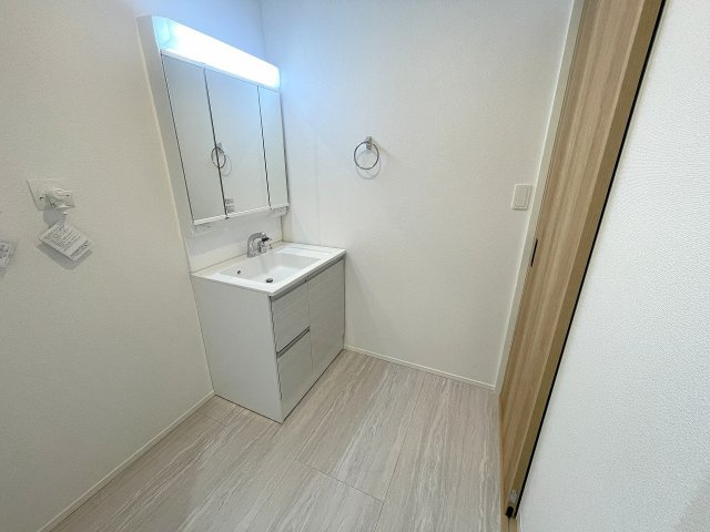 シャワー付き三面鏡洗面台、白を基調とした清潔感ある空間です♪