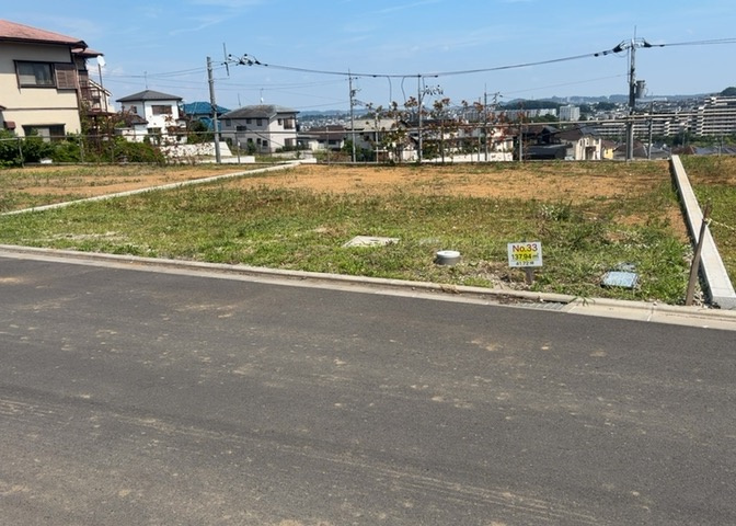 土地の形が極端に長細かったり、狭小地、あるいは道路との高低差がある傾斜地だった場合、後々売ろうとしても買い手がつかない場合もあります。後々、売却することになった時に価値の下がらない土地を選びましょう。