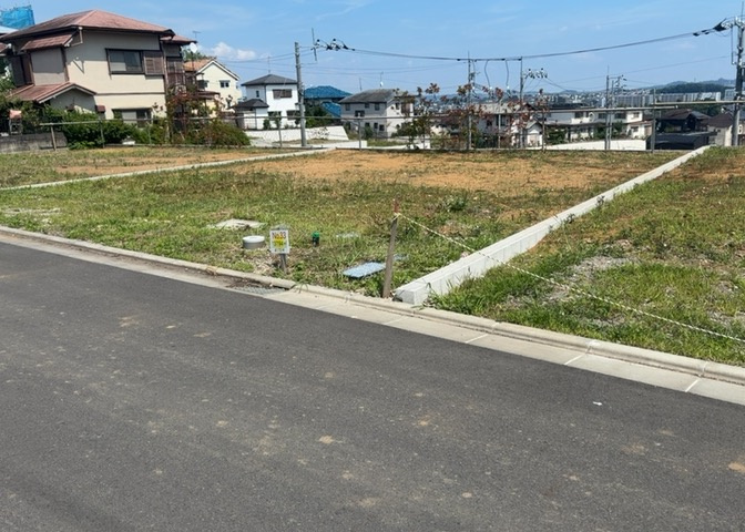 土地の面積＝住宅面積ではありません。建ぺい率の問題などで、土地のある場所によって住宅を建てられる面積は限られています。高さもしかり、「土地」という言葉の中には、建築条件も含まれると考えておきましょう。