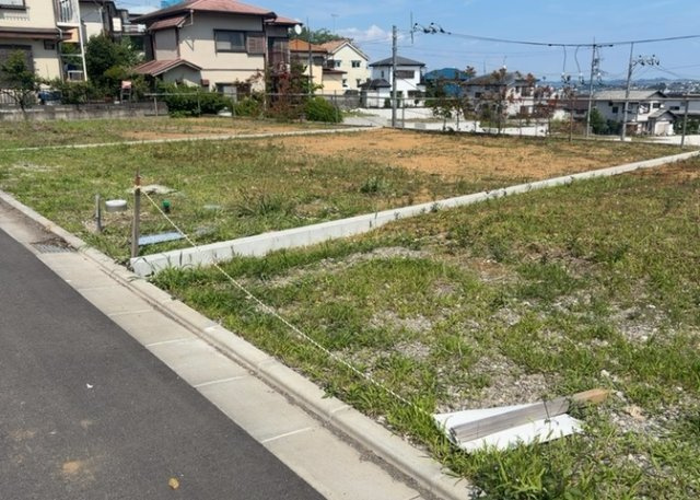 家を建てる場合、方位は要チェックです。現実的に日当たりのよい家ならばリビングは南側、建築基準法でも北側に当たる家への配慮は求められています。土地を見学に行く際は、方位磁針を持って行くようにしましょう。