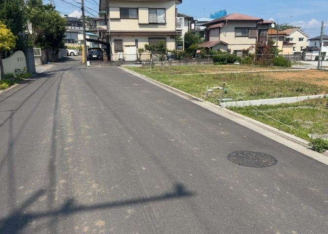 土地を買う際、住む地域の自治体や福祉の補助制度にも注目してみましょう。子供や老人の医療補助やゴミ出しのルールなど、自治体によってルールに大きな違いがあるため、暮らしやすい土地で判断するとよいでしょう。