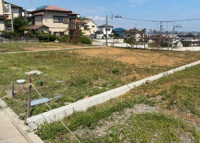 土地の前の道路に消火栓が設置されていることがあります。この場合、道路交通法第45条第1項により、駐車禁止の場所が指定されています。そのため、車庫などの駐車スペースをつくることができない場合があります。