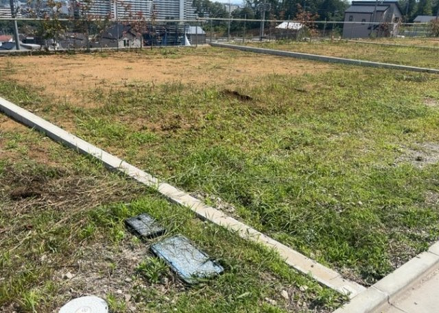 土地購入を検討されている場合、境界杭がない状態で購入してしまうと境界確定測量をする必要があり、費用がかかります。購入の前に、売主、隣土地所有者立ち合いのもと境界を確定し境界杭を設置するのがベストです。