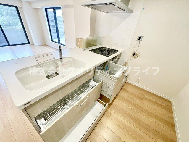 キッチンの収納は大容量です。　食器洗浄乾燥機付き。