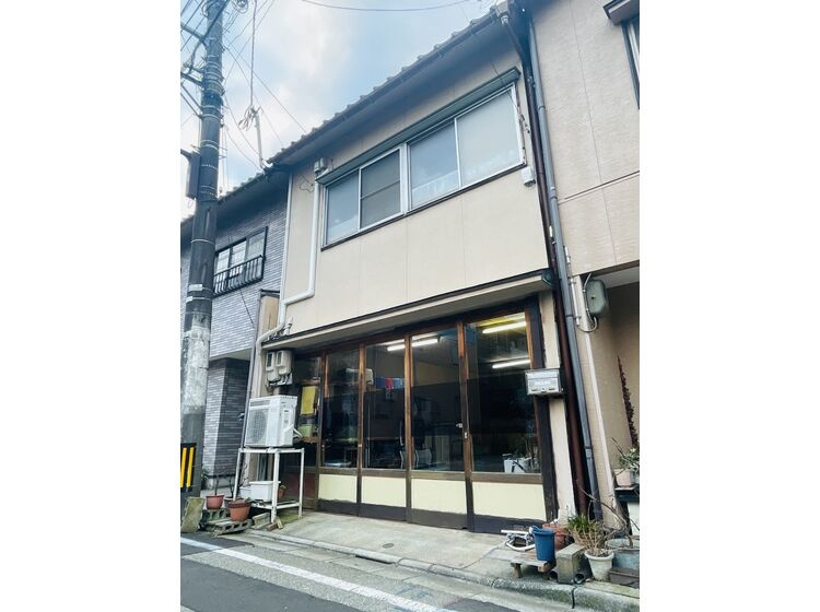 隣家と接しています。
