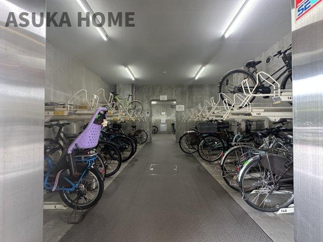 屋内の整理されたスタンド付きの使いやすい駐輪場です♪