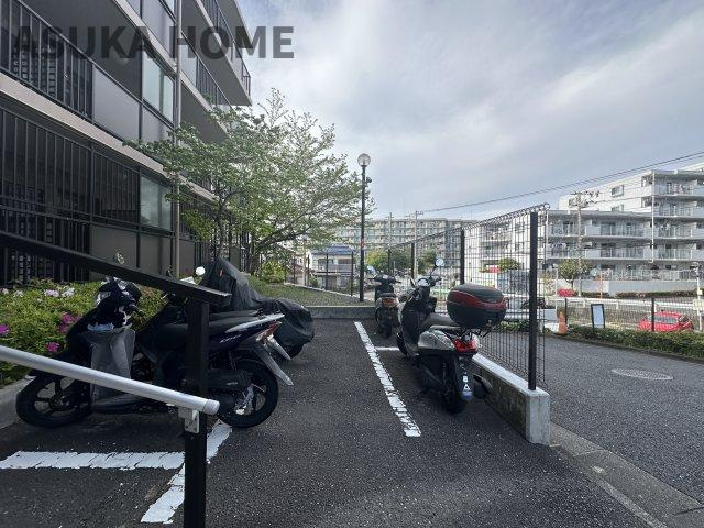 バイク置場の空き状況については、その都度、確認いたしますのでお気軽にお聞きください。