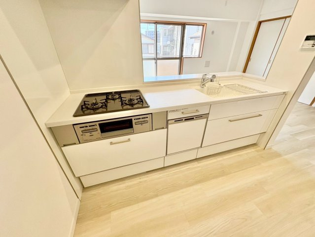 調理道具や調味料もすっきりしまえる、収納力のあるキッチン。後片付けの時間をぐっと短縮できる食洗機つき