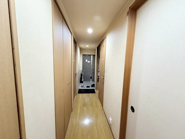一直線に伸びる廊下は、各居室や水回りへのアクセスがしやすく、生活動線がスムーズに整えられています。収納スペースも設けられており、日用品の整理にも便利。落ち着いた雰囲気で快適に移動できる空間です。
