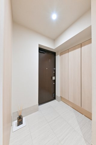 広々とした玄関　クランクインしており、お部屋の奥が見えない設計です