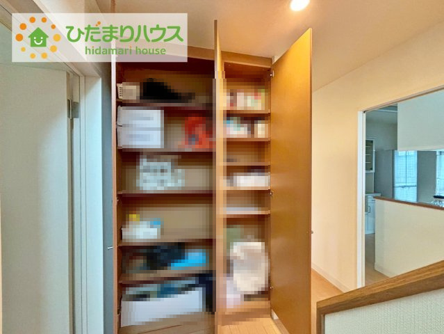 便利な廊下収納があるので掃除機や買いだめする洗面所用品はもちろん、箱買いしたペットボトルまでしまえます(^^)