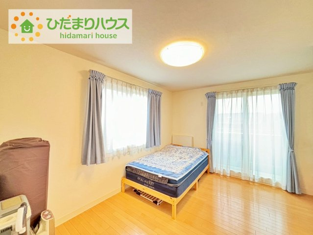 バルコニーに面していて、たっぷり光りの入る明るい主寝室です！