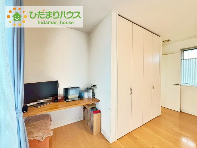 広めの主寝室は、ベッドの他にもパソコンデスクやドレッサーなども置けちゃいます(*^-^*)