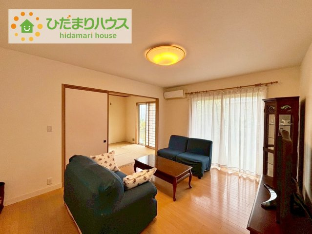リビング大きな窓からは、暖かな日の光が降り注ぎます・・・