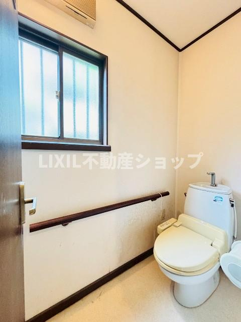 【トイレ/現地写真】採光窓もあり、換気もしやすいトイレ。