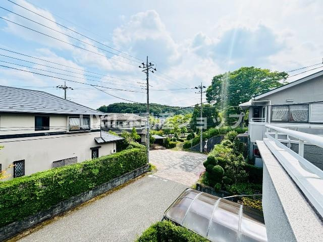 【物件からの眺望/現地写真】2階バルコニーからの眺望です。南道路で見晴らしもよく、歩道へ向かうと約95ｍの場所にバス停がございます。