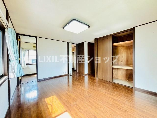 【洋室/現地写真】採光も十分取れる通気性の良い洋室は各居室7帖以上とゆとりのある広さ。