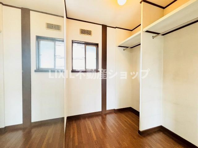 【収納/現地写真】各居室十分な広さの収納があります。ハンガーパイプ付きで丈の長い衣服もかけられます。鏡になっている扉で衣装あわせもし安いです。