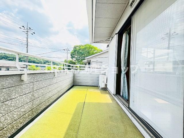 【バルコニー/現地写真】南向きの広々バルコニーは日当たり、風通しが良く、お布団や洗濯物がたくさん干せます。