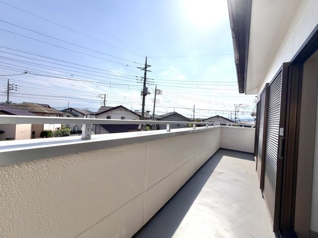 ■バルコニー｜あたたかな陽のひかりを浴びることのできるバルコニー。お洗濯物やお布団を干せば、家族みんなが気持ちよく暮らすことができます(*^^*)