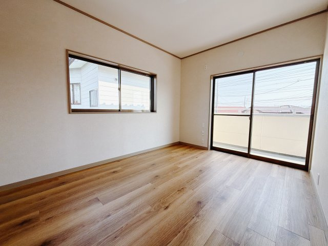 ■洋室｜大きな窓をご用意しています。日中はあたたかな日差し差し込み自分時間も充実できますね＾＾