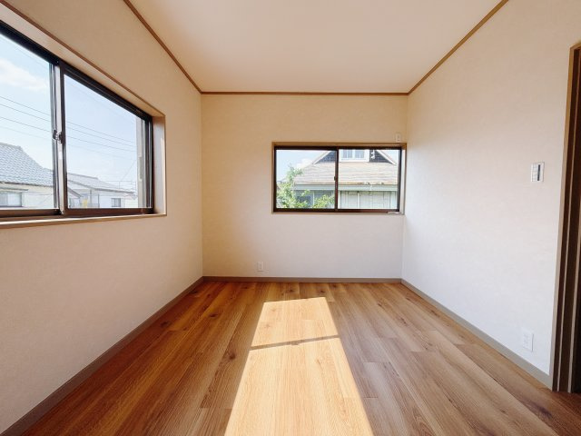 ■洋室｜ナチュラルカラーの床です。模様替えなどとても楽しく工夫できます♪陽当たり、風通しもとても良いので毎日快適な生活スタートです！子供部屋にも良いですね♪