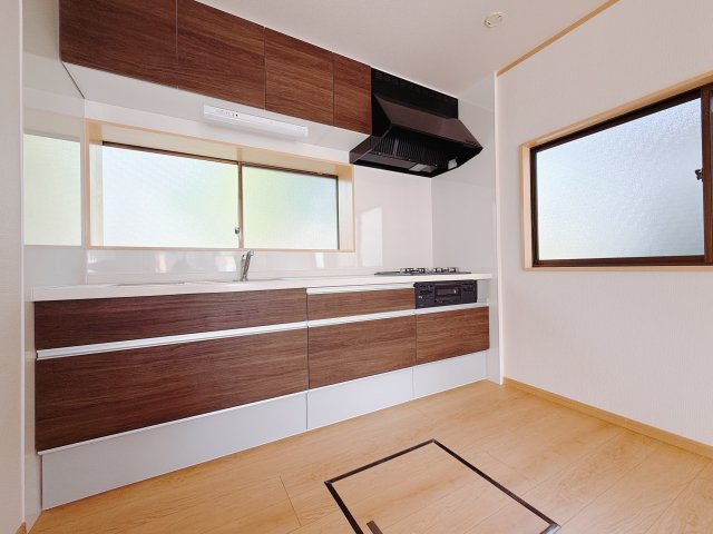 ■キッチン｜ワークトップ下には、圧力鍋やパスタ鍋などのかさばる調理器具もラクラク収納可能なスライド収納！ものが溢れがちなキッチン回りもスッキリきれいに管理ができます♪