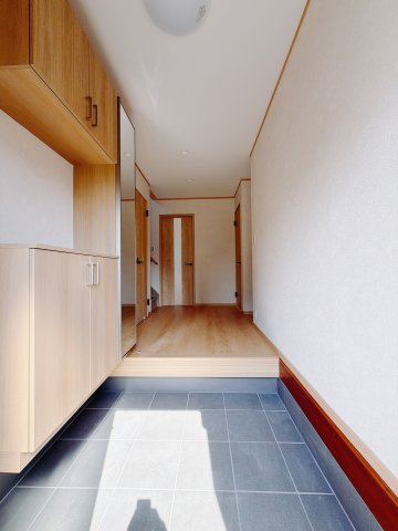 ■玄関｜毎日の「いってらっしゃい」や「お帰りなさい」を大切なご家族と過ごす玄関は〈使いやすさ〉を追求しております。玄関横の物入は急な来客時でもさっとお片付けできるスペースを確保しています。