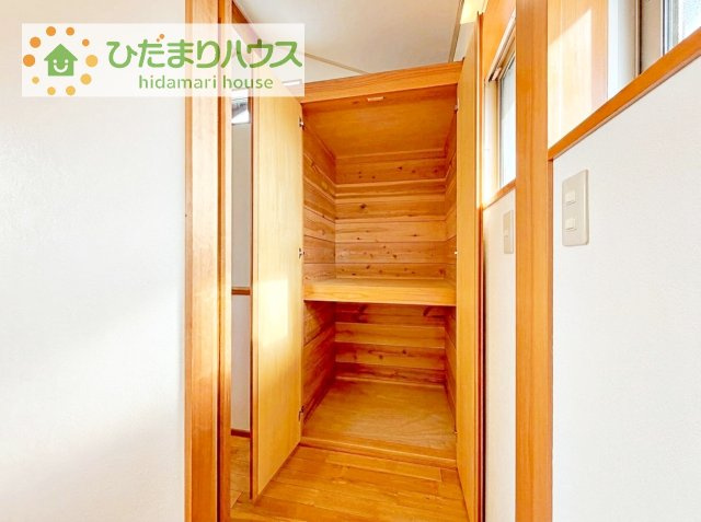 空間になじむ収納を備え、落ち着いた住まいをすっきりと保てます。
