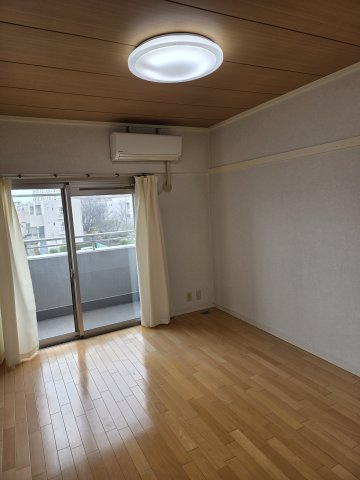 バルコニー出入り可能な洋室です。