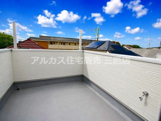 腰壁に囲まれたルーフバルコニー。水栓付きで、屋外の掃除や水まきにも便利です。