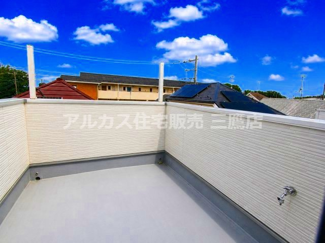 周囲の街並みを見渡せるルーフバルコニー。ゆとりある床面を多用途に活用できます。