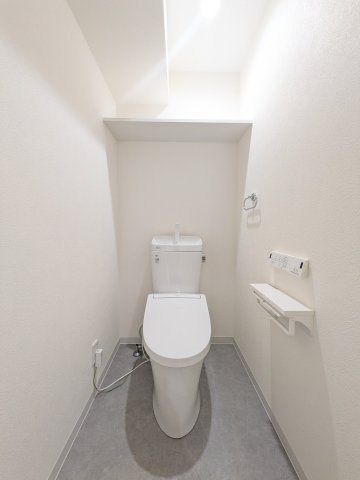 温水洗浄便座付トイレ交換済み♪ペーパーホルダー2個つきなので、1つは予備として置いておけそうですね。