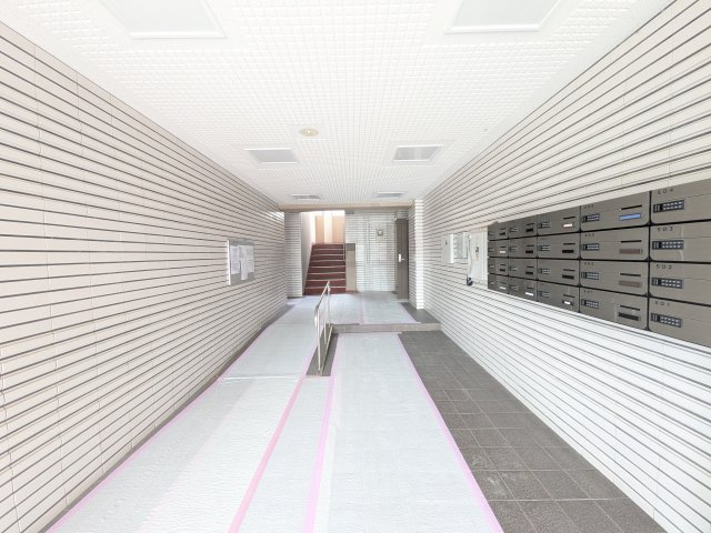 入口を入ると集合ポストがあります。スロープがついているのもいいですね♪