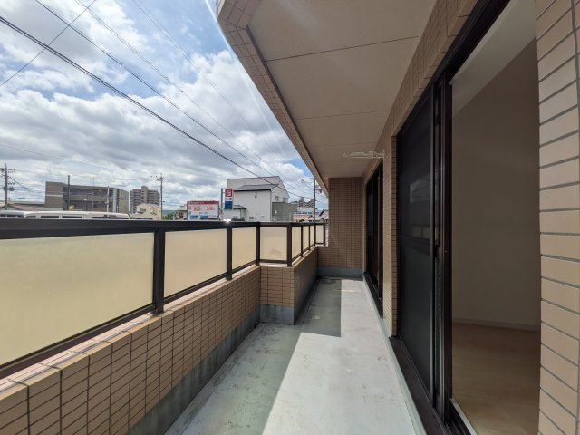 東向きのバルコニー。朝から採光バッチリなのがいいですね！お洗濯物もよく乾きそう♪
