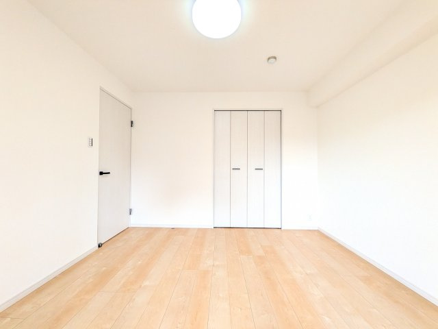 約7帖の東側洋室。バルコニーに面しているため採光のある明るいお部屋です。