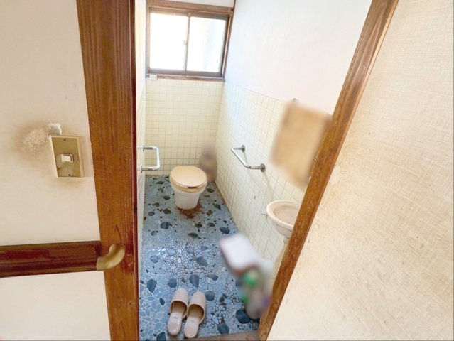 採光が取れた明るいトイレです！