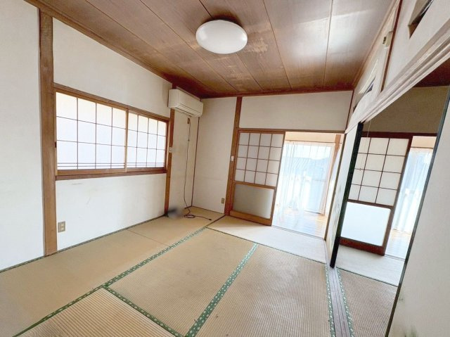 東側の窓と、南側の広縁からの採光が取れた明るい和室です！