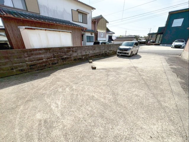 敷地延長部分はゆとりある駐車スペースとして利用可能です！