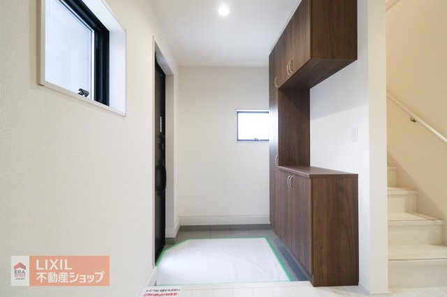 【玄関】現地完成写真。ゆったりと明るい玄関がご家族や来客をお出迎え。