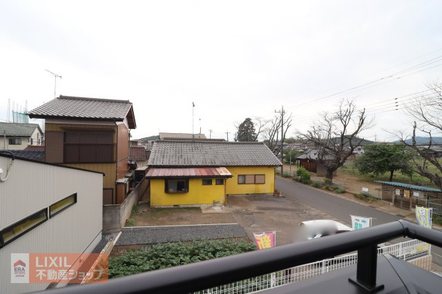 【建物からの眺望】現地完成写真。バルコニーからの景色。十分な間隔が確保されております。