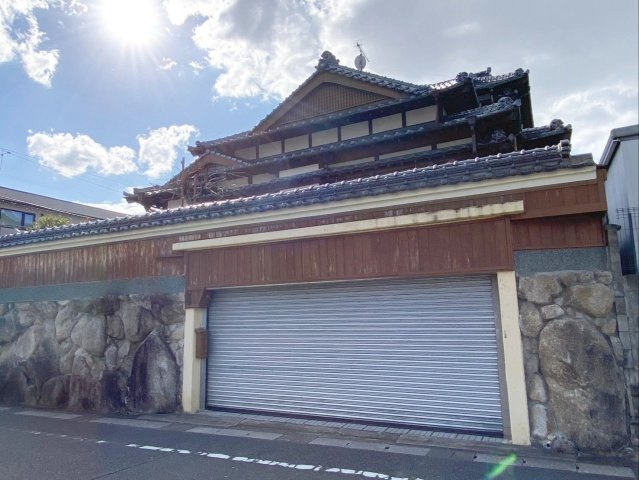 シャッター付きの堀車庫です！